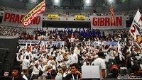 Para pendukung Prabowo-Gibran memenuhi lokasi deklarasi di Indonesia Arena, Jakarta, Rabu (25/10/2023).