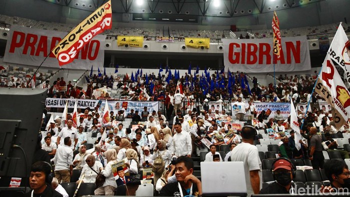 Pendukung Penuhi Deklarasi Prabowo-Gibran di Indonesia Arena Sejumlah pendukung bacapres dan bacawapres Prabowo-Gibran menghadiri acara deklarasi yang digelar di Indonesia Arena, Jakarta, Rabu (25/10/2023). Para pendukung mulai berdatangan sejak pukul 06.25 WIB.