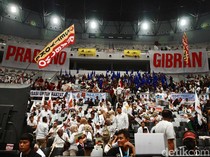 Pendukung Penuhi Deklarasi Prabowo-Gibran di Indonesia Arena