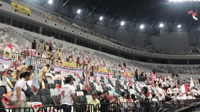 Pendukung Prabowo-Gibran Mulai Padati Indonesia Arena GBK