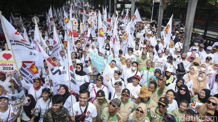Pendukung Prabowo-Gibran Ramaikan Taman Suropati Sejumlah pendukung Bakal Calon Presiden Prabowo - Gibran memadati Kawasan Taman Suropati, Jakarta, Rabu (25/10/2023).