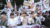 Mereka juga tampak membawa berbagai spanduk, banner dan alat peraga lainnya. 