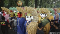 Tampak ondel-ondel juga telah siap mengantarkan Prabowo-Gibran. 