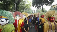 Diketahui terdapat 100 ondel-ondel yang siap diarak ke KPU. 