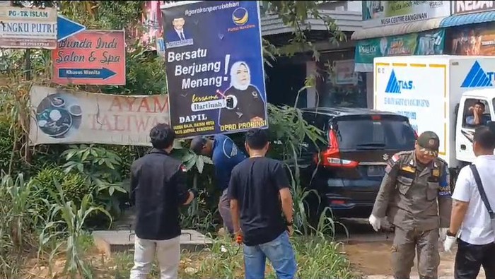 Penertiban baliho caleg di Batam diprotes warga. (Istimewa)