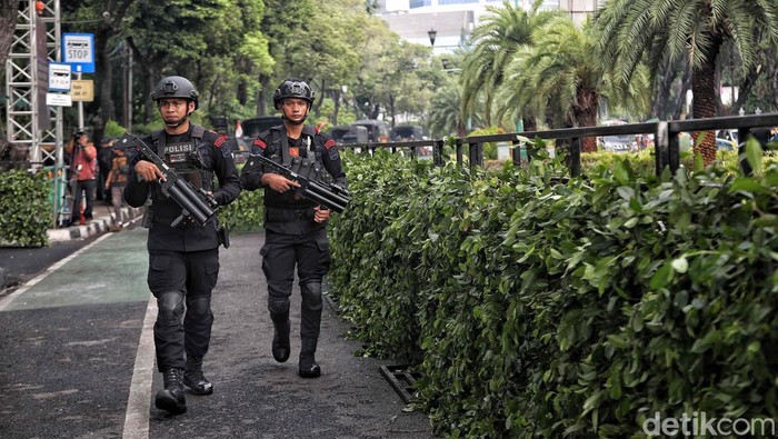 Sejumlah petugas kepolisian berjaga di kawasan KPU, Jakarta, Rabu (25/10/2023). Penjagaan ini bertujuan untuk  menjaga pendaftaran Bacapres Prabowo Subianto dan Bacawapres Gibran Raka Buming dari Koalisi Indonesia Maju. Selain itu jalan di menuju KPU RI di Jalan Imam Bonjol sudah dialihkan menuju ke Taman Menteng.