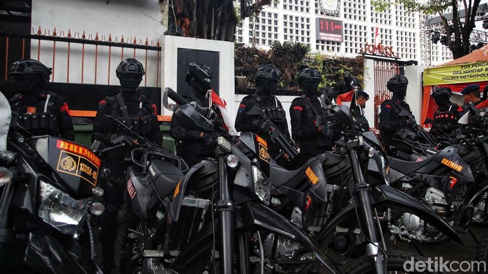 1. Ribuan Polisi Kawal Pendaftaran Pasangan Calon Gubernur dan Wakil Gubernur di KPU