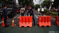 Petugas gabungan juga melakukan rekayasa lalu lintas. 