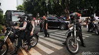 Polisi bermotor juga melakukan patroli di kawasan gedung KPU. 