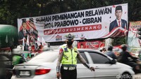 Sebelumnya, pasangan Prabowo Subianto dan Gibran Rakabuming Raka akan mendaftarkan diri sebagai capres cawapres hari ini. Rencananya mereka akan mendaftar pukul 10.00 WIB.
