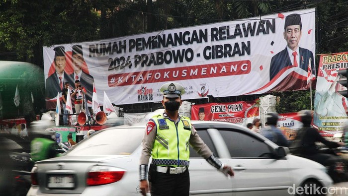 Sejumlah petugas kepolisian berjaga di kawasan KPU, Jakarta, Rabu (25/10/2023). Penjagaan ini bertujuan untuk menjaga pendaftaran Bacapres Prabowo Subianto dan Bacawapres Gibran Raka Buming dari Koalisi Indonesia Maju. Selain itu jalan di menuju KPU RI di Jalan Imam Bonjol sudah dialihkan menuju ke Taman Menteng.