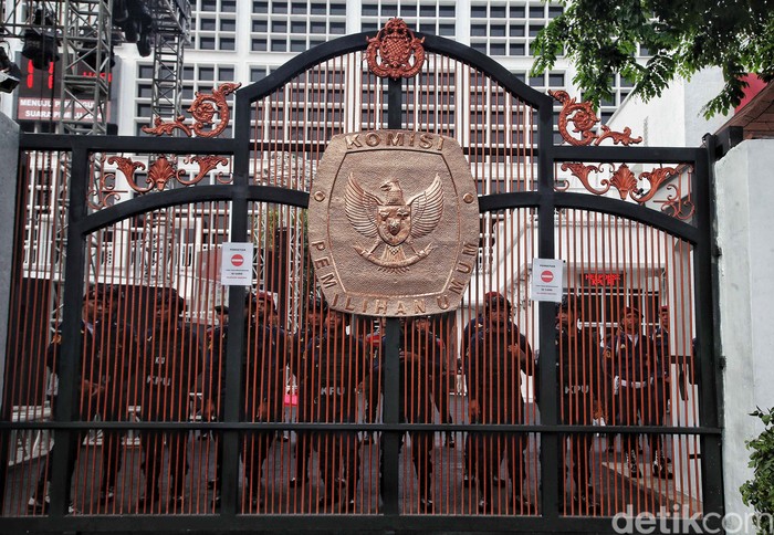 Sejumlah petugas kepolisian berjaga di kawasan KPU, Jakarta, Rabu (25/10/2023). Penjagaan ini bertujuan untuk  menjaga pendaftaran Bacapres Prabowo Subianto dan Bacawapres Gibran Raka Buming dari Koalisi Indonesia Maju. Selain itu jalan di menuju KPU RI di Jalan Imam Bonjol sudah dialihkan menuju ke Taman Menteng.