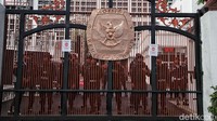 Gerbang gedung KPU dijaga ketat jelang pendaftaran pasangan capres-cawapres Koalisi Indonesia Maju (KIM) Prabowo Subianto dan Gibran Rakabuming Raka untuk Pilpres 2024, Rabu (25/10/2023). 