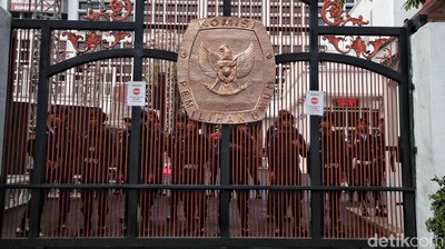 Pengamanan Gedung KPU Jelang Pendaftaran Prabowo-Gibran