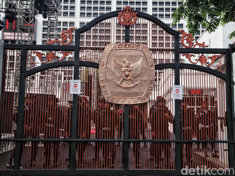 Pengamanan Gedung KPU Jelang Pendaftaran Prabowo-Gibran