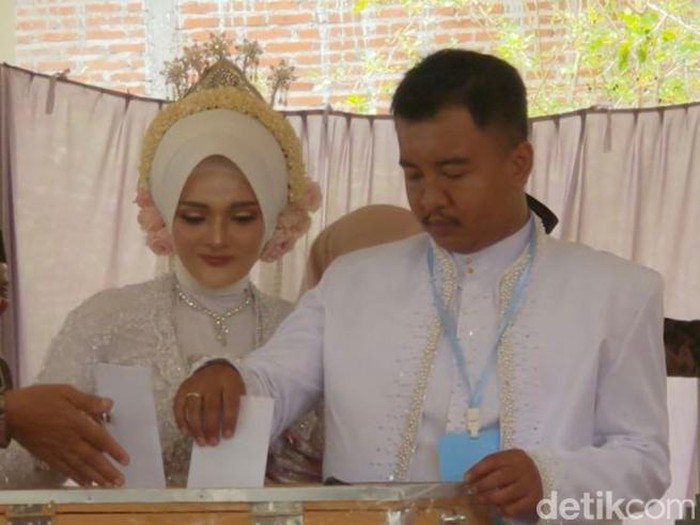 pengantin di Trenggalek nyoblos pilkades