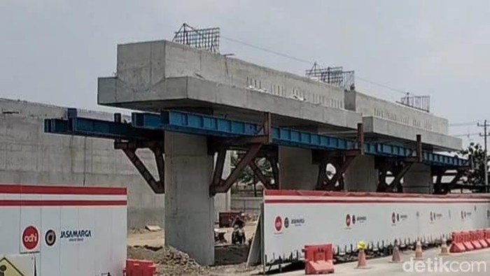 Pengerjaan penghubung Jalan Tol Solo-Jogja dengan Tol Solo-Semarang di Ngasem, Boyolali. Foto diunggah Rabu (25/10/2023).