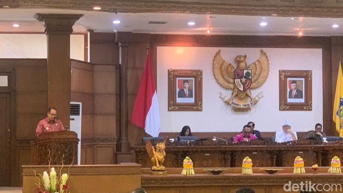 Penyampaian jawaban dari Pj Gubernur Bali Sang Made Mahendra Jaya saat rapat paripurna ke-45 di gedung DPRD Provinsi Bali, Rabu (25/10/2023). (Rizki Setyo Samudero)