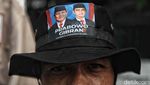 Penjualan Pernak-pernik Ramaikan Pendaftaran Prabowo-Gibran di KPU
