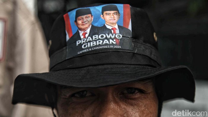 Pernak-pernik Prabowo Gibran Warga memperlihatkan pernak-pernik Prabowo -Gibran jelang pendaftaran Bacapres Bacawapres di KPU RI, Jakarta, Rabu (25/10/2023). Pernak pernik berupa baju dan topi itu dijual Rp 35.000 - Rp 100.000 untuk memeriahkan pasangan capres cawapres Prabowo-Gibran.