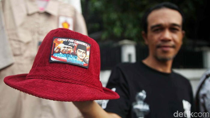 Pernak-pernik Prabowo Gibran Warga memperlihatkan pernak-pernik Prabowo -Gibran jelang pendaftaran Bacapres Bacawapres di KPU RI, Jakarta, Rabu (25/10/2023). Pernak pernik berupa baju dan topi itu dijual Rp 35.000 - Rp 100.000 untuk memeriahkan pasangan capres cawapres Prabowo-Gibran.
