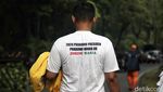 Penjualan Pernak-pernik Ramaikan Pendaftaran Prabowo-Gibran di KPU
