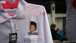 Penjualan Pernak-pernik Ramaikan Pendaftaran Prabowo-Gibran di KPU