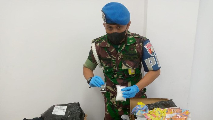 Personel Lanud Roesmin Nurjadin dan Avsec Bandara Sultan Syarif Kasim II (SSK II) Pekanbaru berhasil menggagalkan peredaran narkoba jenis sabu.