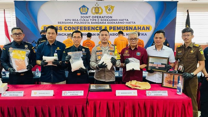 Petugas Bea Cukai dan Polresta Bandara Soetta mengungkap dua kasus narkoba jaringan internasional.