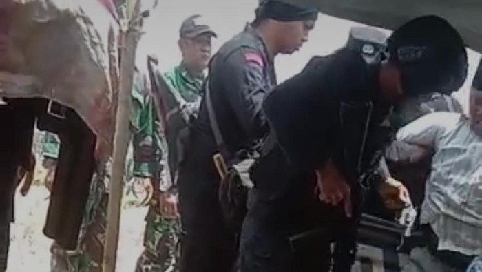 Petugas pengamanan TPS Pilkades di Bangkalan mengamankan pria yang membawa senpi