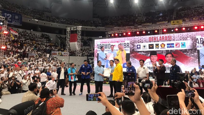 Piagam Prabowo-Gibran diteken para ketum KIM. (Firda Cynthia Anggrainy/detikcom).