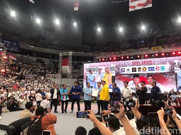 Piagam Prabowo-Gibran diteken para ketum KIM. (Firda Cynthia Anggrainy/detikcom).