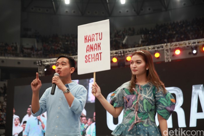 Cawapres dari Koalisi Indonesia Maju (KIM), Gibran Rakabuming Raka menyampaikan pidato pertamanya dalam acara Deklarasi Prabowo-Gibran di Indonesia Arena GBK, Jakarta, Rabu (25/10/2023).