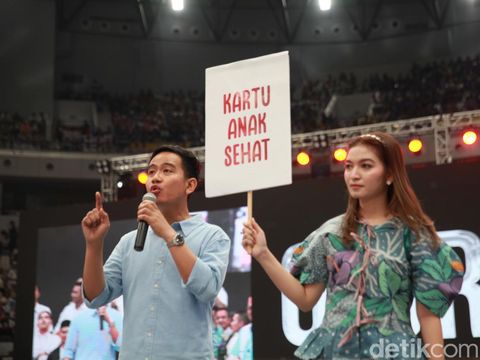 Cawapres dari Koalisi Indonesia Maju (KIM), Gibran Rakabuming Raka menyampaikan pidato pertamanya dalam acara Deklarasi Prabowo-Gibran di Indonesia Arena GBK, Jakarta, Rabu (25/10/2023).