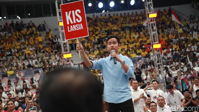 Cawapres dari Koalisi Indonesia Maju (KIM), Gibran Rakabuming Raka menyampaikan pidato pertamanya dalam acara Deklarasi Prabowo-Gibran di Indonesia Arena GBK, Jakarta, Rabu (25/10/2023).