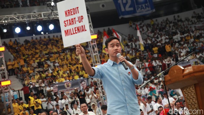 Cawapres dari Koalisi Indonesia Maju (KIM), Gibran Rakabuming Raka menyampaikan pidato pertamanya dalam acara Deklarasi Prabowo-Gibran di Indonesia Arena GBK, Jakarta, Rabu (25/10/2023).