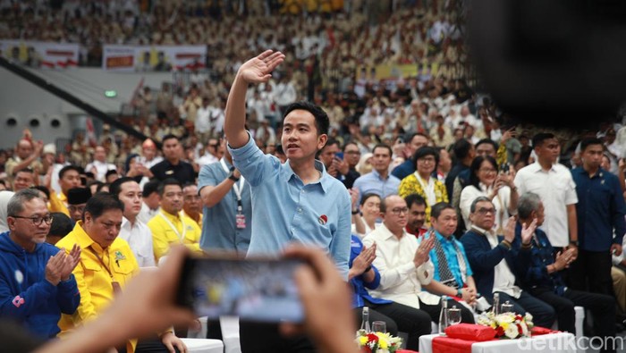Cawapres dari Koalisi Indonesia Maju (KIM), Gibran Rakabuming Raka menyampaikan pidato pertamanya dalam acara Deklarasi Prabowo-Gibran di Indonesia Arena GBK, Jakarta, Rabu (25/10/2023).
