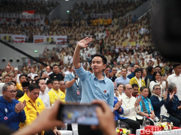 Cawapres dari Koalisi Indonesia Maju (KIM), Gibran Rakabuming Raka menyampaikan pidato pertamanya dalam acara Deklarasi Prabowo-Gibran di Indonesia Arena GBK, Jakarta, Rabu (25/10/2023).