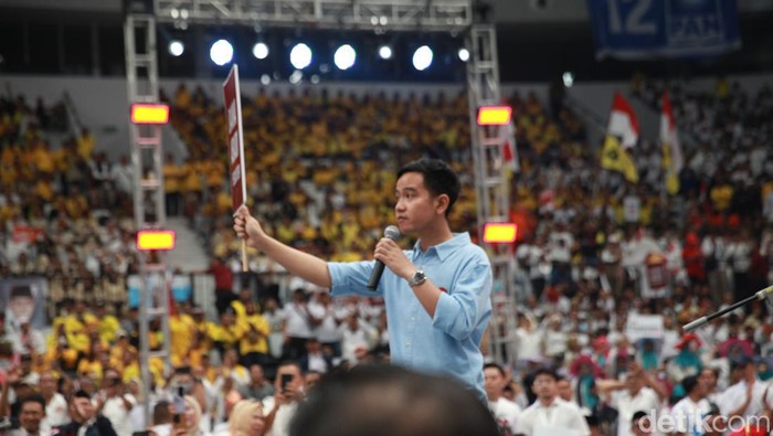 Cawapres dari Koalisi Indonesia Maju (KIM), Gibran Rakabuming Raka menyampaikan pidato pertamanya dalam acara Deklarasi Prabowo-Gibran di Indonesia Arena GBK, Jakarta, Rabu (25/10/2023).
