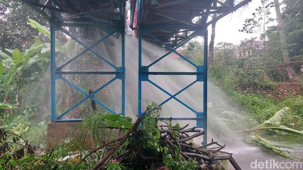Pipa PDAM Bogor dipotong oleh warga yang mengaku ahli waris pemilik tanah.