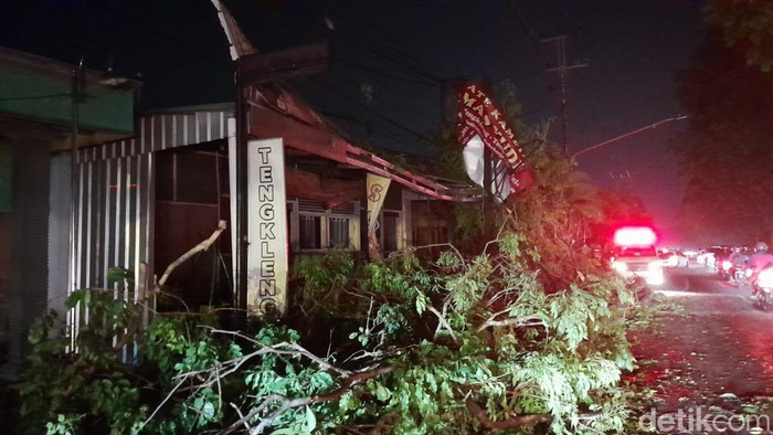 Pohon tumbang timpa warung satu di Jalan Jenderal Sudirman, Sukoharjo, Rabu (25/10/2023) malam.