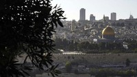 Dilaporkan Palestinian News & Information Agency (WAFA) pada Selasa (24/10/2023), polisi Israel melakukan operasi secara mendadak dengan menutup semua gerbang menuju kompleks suci tersebut. Selain itu, pihak Israel juga memblokade akses masuk bagi seluruh umat Islam dari segala usia. Aksi tersebut berlangsung pada Selasa siang saat polisi Israel mencegah muslim yang hendak memasuki Masjid Al Aqsa untuk menunaikan salat Zuhur.  
