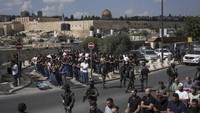 Otoritas Israel dikabarkan sudah membatasi akses masuk ke Masjid Al Aqsa sejak dini hari. Mereka hanya membolehkan para jemaah lansia (lanjut usia) untuk masuk. Pada saat yang sama, polisi Israel justru membuka akses bagi orang-orang Yahudi fanatik untuk memasuki kompleks suci ketiga umat Islam tersebut. Mereka dibiarkan untuk berjalan-jalan dan melakukan ritual peribadatan mereka dengan bebas.  