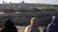 Turis Muslim dari Prancis memandangi Bukit Bait Suci, yang dikenal umat Islam sebagai Tempat Suci, atau kompleks Masjid Al-Aqsa, di Kota Tua Yerusalem, Sabtu, 21 Oktober 2023. Polisi Israel menduduki Masjid Al Aqsa di Yerusalem dan menutup total aksesnya bagi seluruh umat Islam. Informasi ini dilaporkan oleh Layanan Wakaf Islam setempat yang mengelola tempat suci tersebut.  