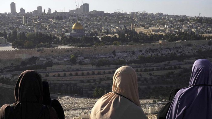 Polisi Israel Tutup Masjid Al Aqsa di Yerusalem Jews pray at the Western Wall, beside the Temple Mount, known to Muslims as the Noble Sanctuary, or the Al-Aqsa Mosque compound, in the Old City of Jerusalem, Monday, Oct. 16, 2023. (AP Photo/Jon Gambrell)