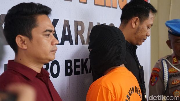 Polisi menangkap kakak di Cikarang Utara, Bekasi, yang tega menusuk adiknya sendii hingga tewas