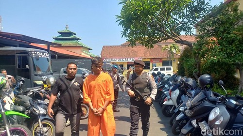 Polres Buleleng saat merilisi tersangka penjambretan di wilayah Kecamatan Sawan bernama Ketut Pujiarta, di Mapolres Buleleng, Rabu (25/10/2023). (Made Wijaya Kusuma)
