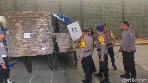 Polresta Denpasar mengecek gudang logistik KPU Kabupaten Badung di Jalan Gatot Subroto Barat, Denpasar.