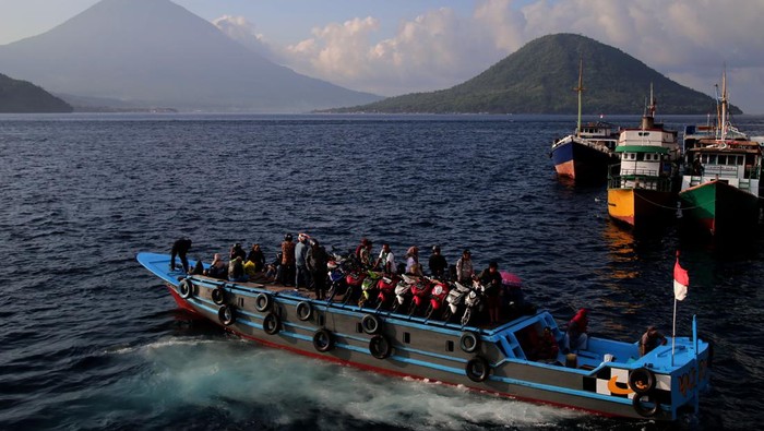 Sejumlah warga dan kendaraanya naik perahu motor tujuan Tidore saat menyeberang dari Pelabuhan Bastiong, Kota Ternate, Maluku Utara, Rabu (25/10/2023). Perahu motor merupakan salah satu dari sekian moda transportasi antarpulau di Maluku Utara yang menjadi pilihan warga untuk menyeberang dari Ternate ke Tidore dengan tarif Rp10 ribu per orang dan Rp30 ribu untuk sepeda motor. ANTARA FOTO/Andri Saputra/tom.