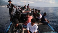 Perahu motor ini mematok tarif Rp10 ribu per orang dan Rp30 ribu untuk sepeda motor.  
